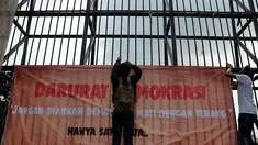 Sejumlah elemen massa kembali berunjuk rasa di depan gedung DPR RI, Jakarta, (14/10/2014). (Liputan6.com/Helmi Fithriansyah)