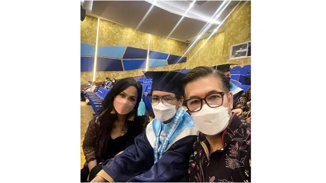 6 Potret Ferry Salim dan Istri Hadiri Wisuda Putra Bungsu, Ungkap Rasa Bangga