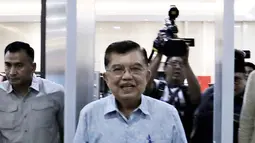 Laporan ini sebagai respons atas tudingan yang dilontarkan Rismon Hasiholan Sianipar terkait dugaan pendanaan terhadap Roy Suryo dan pihak lain dalam isu keaslian ijazah Presiden ke-7 RI Joko Widodo. Tampak dalam foto, Wakil Presiden ke-10 dan ke-12 Republik Indonesia, Jusuf Kalla saat mendatangi Gedung Bareskrim Mabes Polri, Jakarta, Rabu (8/4/2026). (Ade Danhur/Media JK)