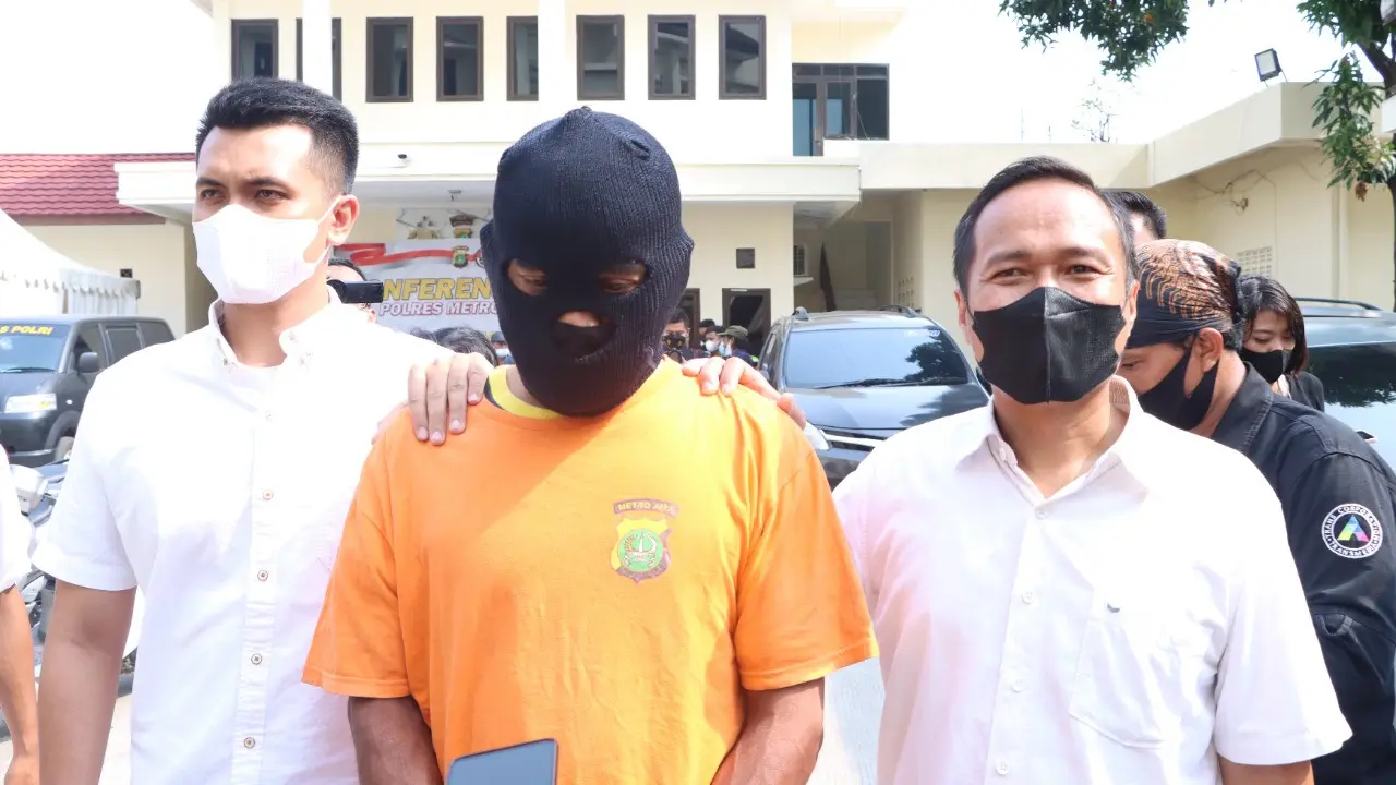 SBR (50) ditangkap Polres Metro Bekasi karena memperkosa remaja