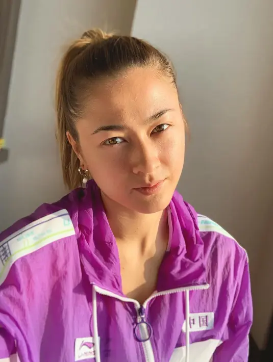 Uniknya, ia membagikan secara detail hingga tempat tidur para atlet yang dipannya terbuat dari kardus. Tak ketinggalan aksinya saat berlatih juga ia abadikan pada media sosialnya.