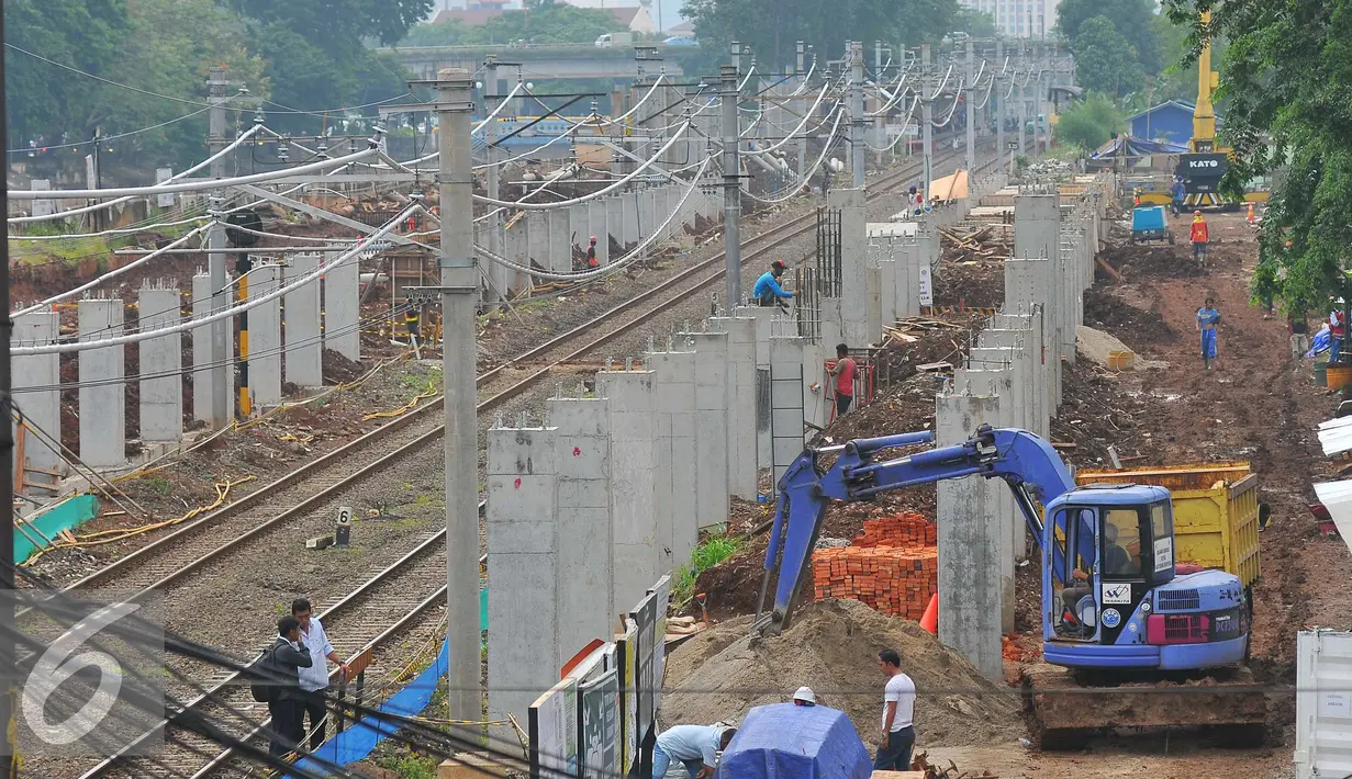 Lokasi pembangunan proyek jalur kereta menuju bandara Soetta yang masih dalam tahap pengerjaan,  Jakarta, Senin (21/11). PT KAI menargetkan jalur kereta tersebut akan rampung pada Semester I 2017 atau sekitar Juni-Juli 2017. (Liputan6.com/Angga Yuniar)