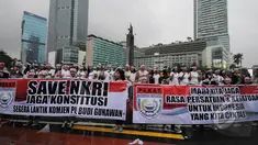 Puluhan wanita berkumpul di Bundaran HI, melakaukan aksi damai "Save Polri", Jakarta, Minggu (1/2/2015). (Liputan6.com/Herman Zakharia)