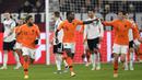 Para pemain Belanda merayakan gol yang dicetak oleh Quincy Promes ke gawang Jerman pada laga UEFA Nations League di Veltins Arena, Gelsenkirchen, Senin (19/11/2018). Kedua tim bermain imbang 2-2. (AP/Martin Meissner)