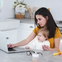 Ilustrasi ibu bekerja dan mengurus anak (copyright Freepik)
