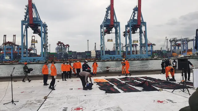 Tim SAR gabungan kembali menemukan bagian tubuh korban dan serpihan pesawat Sriwijaya Air SJ 182  rute Jakarta-Pontianak, pukul 16.45 WIB, Kamis (14/1/2021)