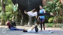 Jessica Iskandar melakukan Acroyoga bersama GirlsSquad di Fauna Land, Ancol, Jakarta, Kamis (6/4). Jedar mengaku dengan olahraga yoga membuat badannya menjadi rileks dan segar. (Liputan6.com/Herman Zakharia)