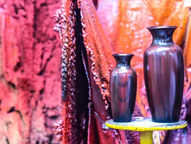 Vas yang dibuat di lokakarya tembikar Mostafa el-Agoury siap dijual di provinsi Nil Delta Menoufiya, Mesir (21/6). Rumah produksi ini membuat aneka macam dan bentuk unik vas bunga. (AFP/Mohamed el-Shahed)