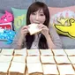 Yuka Kinoshita, wanita cantik asal Jepang ini melakukan tantangan untuk mengonsumsi 100 lembar roti tawar dengan jumlah 10 ribu kalori dan berat 3,8 kg hanya dalam waktu yang cukup singkat. (dailymail.co.uk)