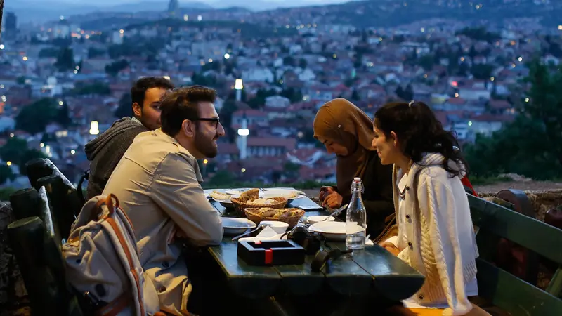 Tembakan Meriam Jadi Tanda Berbuka Puasa di Bosnia