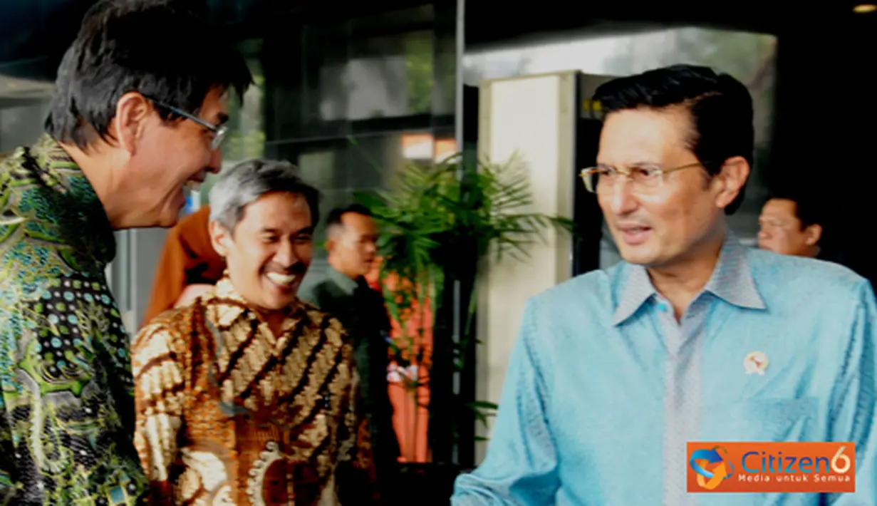 Menteri Kelautan dan Perikanan Fadel Muhammad meninjau dan menyaksikan pameran tunggal keramba jaring apung (KJA) PT.Gani Arta Dwi Tunggal sebagai produsen dari Aqua Tec di Gedung KKP Jl. Medan Merdeka Timur no. 16. Jakarta Pusat. 