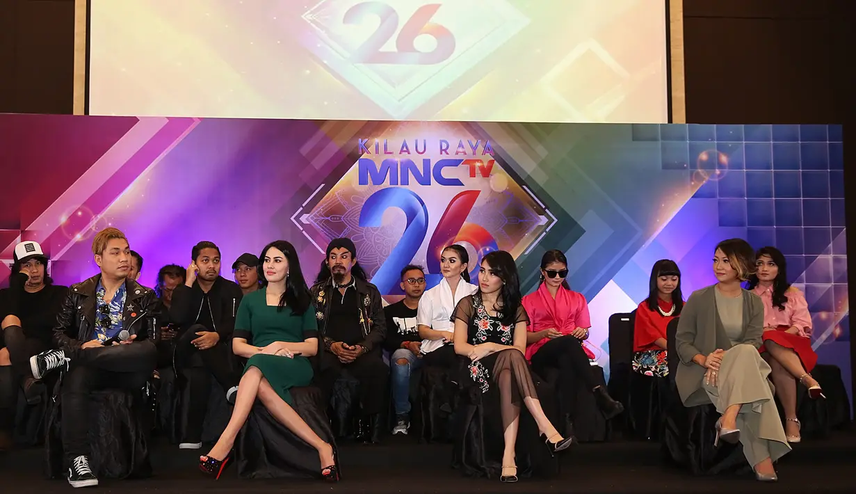 “Alhamdulillah mungkin bahagianya beda-beda setiap orang, aku Alhamdulillah menemukan kebahagiaan sendiri, yaitu dengan anak-anak di sekitar aku yang luar biasa dan menjadi semangat aku,” ungkap Kartika Putri. (Bambang E.Ros/Bintang.com)