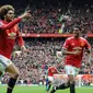 Pemain Manchester United Marouane Fellaini merayakan golnya saat melawan Arsenal dalam pertandingan Liga Inggris di stadion Old Trafford di Manchester (29/4). Gol kemenangan ini berhasil diciptakan oleh Fellaini pada menit ke-90. (AFP/Paul Ellis)