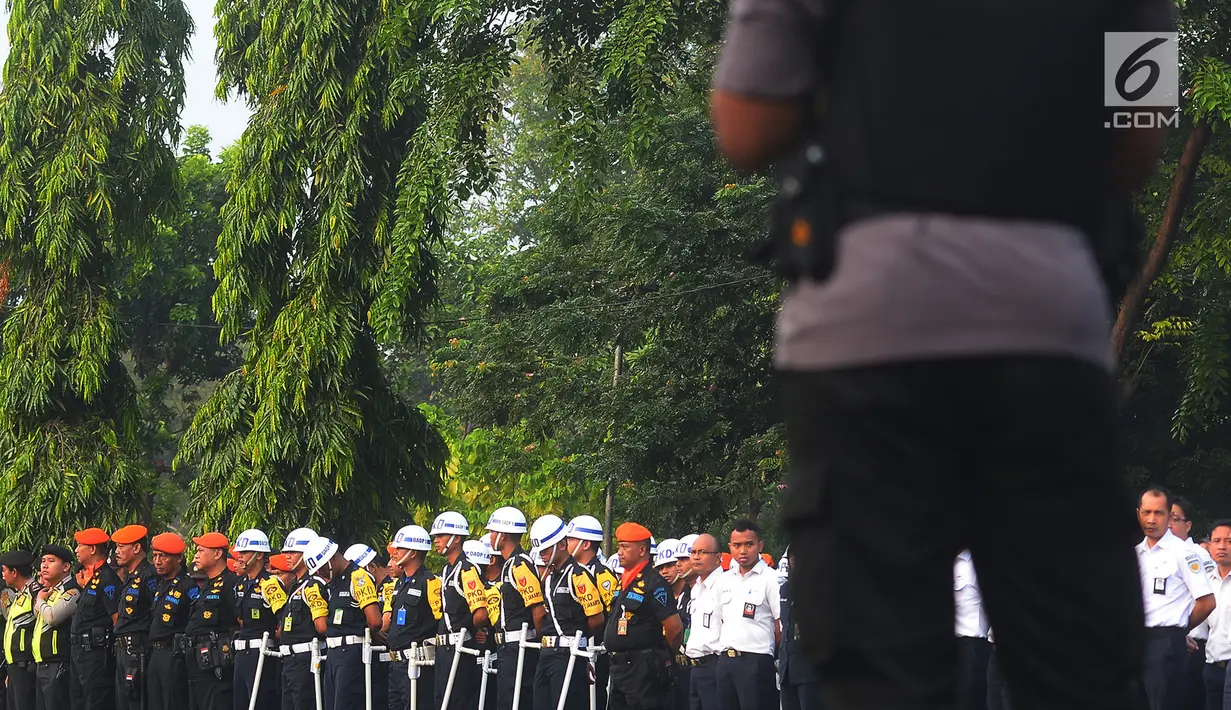 Petugas PT KAI dan personel pengamanan dari Polsuska mengikuti Apel Kesiapan Mudik Lebaran 2018 di lapangan parkir Stasiun Gambir, Jakarta, Selasa (5/6). Apel gelar pasukan dipimpin Menteri Perhubungan Budi Karya Sumadi. (Merdeka.com/Imam Buhori)