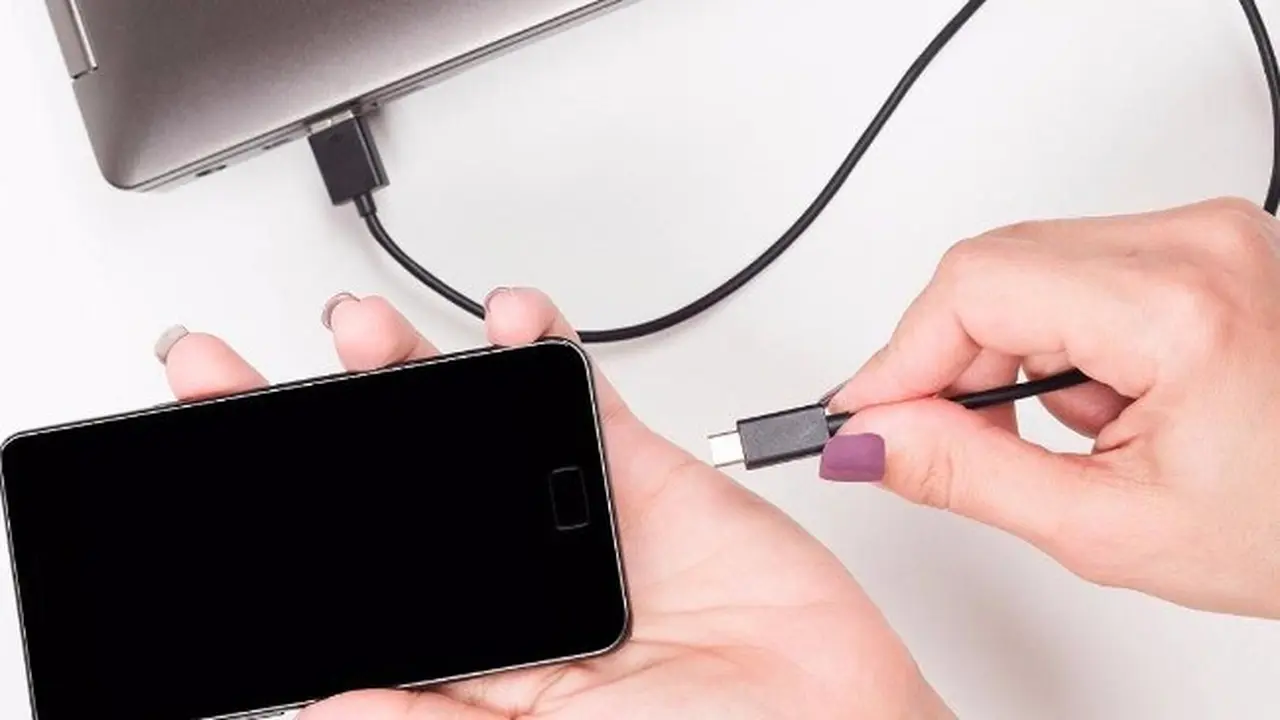 Jangan Asal Colok, Ini Bahaya Charge Smartphone di Laptop