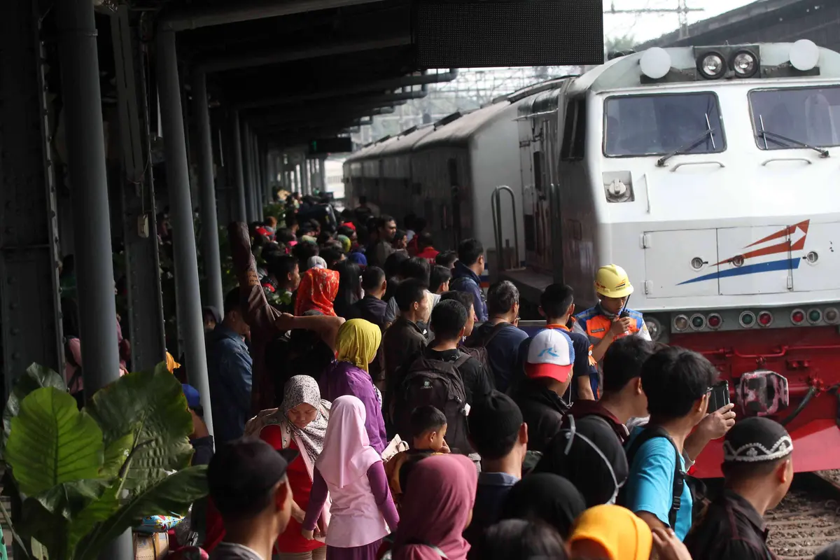 PDIP Berangkatkan 725 Pemudik dengan Kereta Api