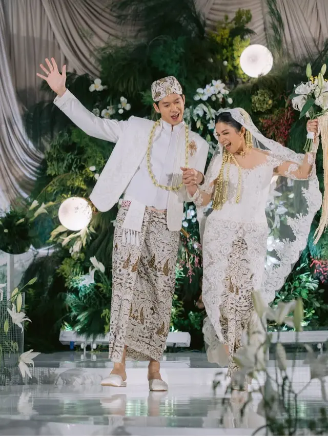 Narrel Amara saat akad nikah kenakan kebaya brokat. [@venemapictures]