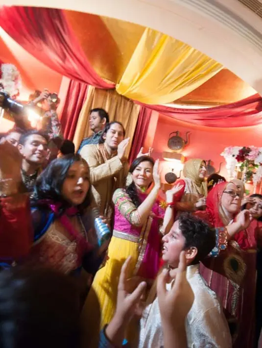 Di foto terakhir, Eriska Rein tampak berjoget bersama orang-orang di sebuah pesta perayaan bertema India. Sang suami juga terlihat berada di belakangnya ikut berjoget mengikuti iringan lagu. Keduanya tampak bersenang-senang di pesta tersebut. (Liputan6.com/IG/@eriskarein)