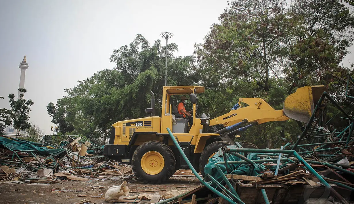 Untuk merobohkan dan membersihkan besi-besi bekas tenda pedagang, petugas mengunakan alat berat, Jakarta, (16/10/14). (Liputan6.com/Faizal Fanani)