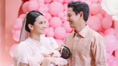 Sabrina Anggraini terlihat mengunggah momen tasyakuran aqiqah putri pertamanya di akun Instagram. Dalam momen tersebut ia dan keluarga kecilnya terlihat tampil kompak dengan busana bernuansa pink muda. (Liputan6.com/IG/@sabrinaanggraini)