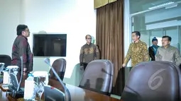 Presiden Joko Widodo ditemani Wapres Jusuf Kalla saat tiba di rapat terbatas  terkait Formulasi Nilai Jual Objek Pajak (NJOP) dan Pajak Bumi dan Bangunan di Istana Kepresidenan, Jakarta, Rabu (1/4/2015). (Liputan6.com/Faizal Fanani)