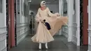 Dress berwarna peach yang dipakai Angel Lelga ini sangat cocok dipakainya. Ditambah dengan modelnya yang lucu dan membuat Angel makin memesona. Apalagi buat lelaki idamannya, Vicky Prasteyo. (Instagram/angellelga)