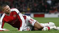 Defender Arsenal, Kieran Gibbs menahan rasa nyeri akibat tackling keras gelandang Standard Liege, Eliaquim Mangala di matchday kelima penyisihan Grup H Liga Champions di Emirates Stadium, 24 November 2009. Arsenal unggul 2-0.