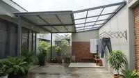 8 Inspirasi Kanopi Jemuran Anti-Tampias yang Cocok untuk Area Belakang Rumah