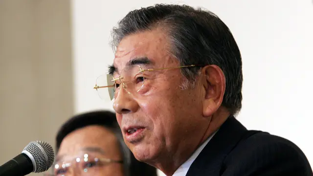 Chairman dan CEO Seven & I Holdings Co Ltd Toshifumi Suzuki (kanan), berbicara kepada wartawan dalam  konferensi pers di Tokyo, Senin, 26 Desember 2005. (Foto AP/Katsumi Kasahara)