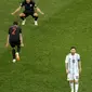 Kapten timnas Argentina, Lionel Messi berjalan saat pemain Kroasia merayakan kemenangan pada akhir pertandingan Grup D Piala Dunia 2018 di Nizhy Novgorod Stadium, Rusia, Jumat (22/6). Argentina harus mengakui keunggulan Kroasia 0-3. (AP/Michael Sohn)