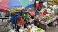 Pedagang sayur-mayur menunggu pembeli di Pasar Minggu, Jakarta, Senin (10/10). Gubernur DKI, Basuki Tjahaja Purnama (Ahok) meminta PD Pasar Jaya mengambil alih seluruh pengelolaan pasar di Ibukota dari pihak ketiga. (Liputan6.com/Yoppy Renato)