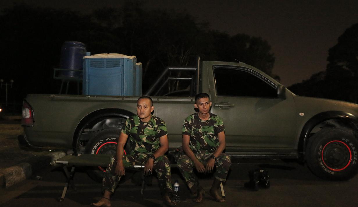 Para TNI berjaga malam jelang final Piala Presiden 2015 antara Persib melawan Sriwijaya FC di Stadion Utama Gelora Bung Karno, Jakarta (17/10/2015). (Bola.com/Vitalis Yogi Trisna)