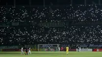 Duel Persebaya vs Tira Persikabo di Stadion Gelora Bung Tomo, Surabaya, Minggu (21/7/2019), diwarnai mati lampu. (Bola.com/Aditya Wany)