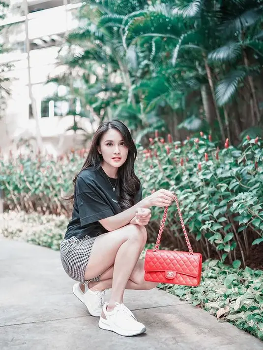 Pada foto ini, Sandra Dewi tampil casual dengan mengenakan t-shirt yang dipadu dengan sepatu sneakers. (Foto: instagram.com/sandradewi88)