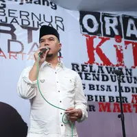 Sebagai bentuk kepeduliannya terhadap lebih baiknya Ibu Kota Jakarta, musisi Ahmad Dhani memberikan wadah untuk para relawan pendukung bakal calon Gubernur DKI Jakarta 2017 mendatang. (Andy Masela/Bintang.com)