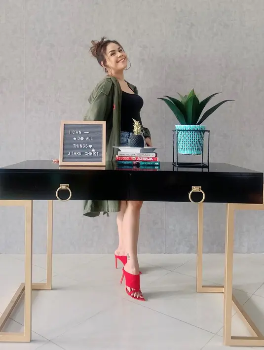 Dari berbagai macam kejadian itu, Melaney Ricardo memetik banyak pelajaran yang tak pernah disadarinya. Salah satunya menyadari bahwa kedua orang tuanya sangat tulus mencintainya. (Instagram/melaney_ricardo)