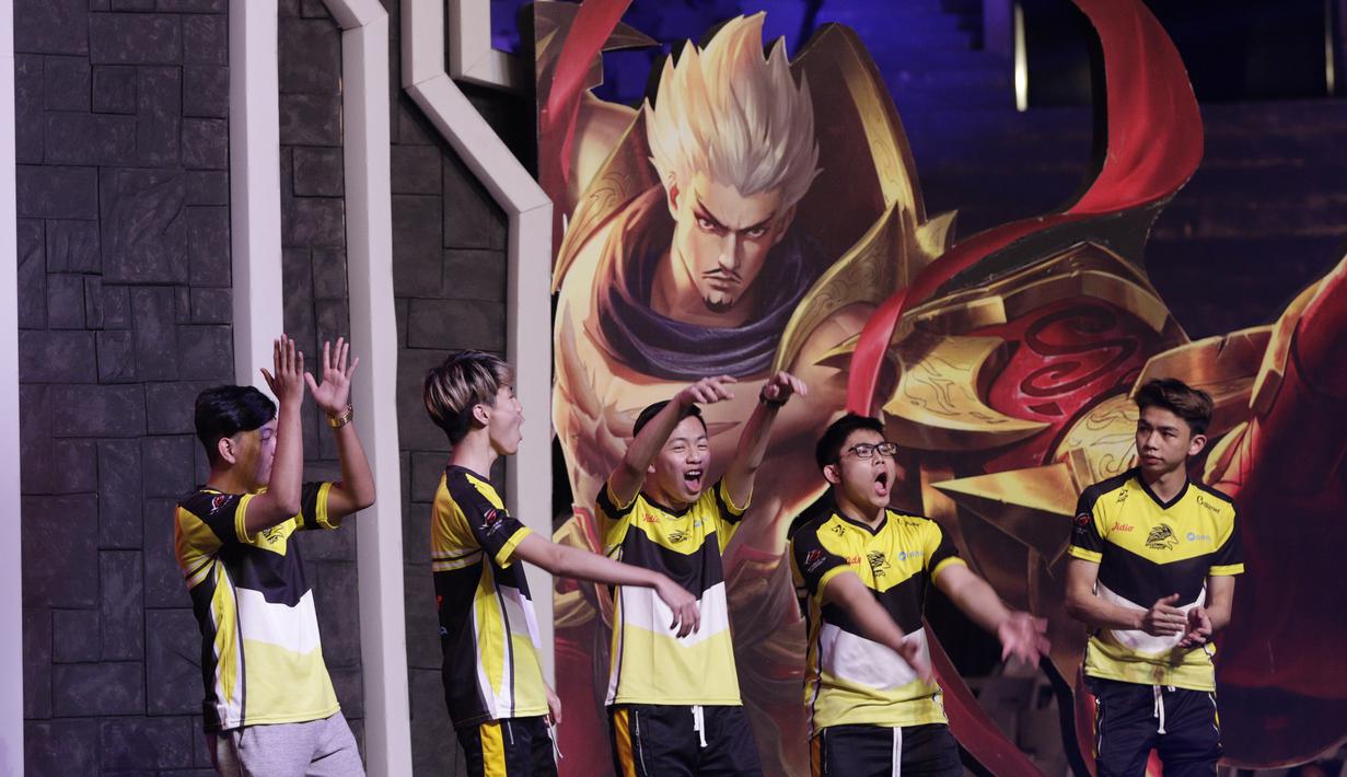 Tim Onic Esports merayakan gelar juara usai mengalahkan Louvre Juggernaut pada final Piala Presiden Esports 2019 di Istora Jakarta, Minggu (31/3). Onic Esports menang 3-0 atas Louvre Juggernaut. (Bola.com/M Iqbal Ichsan)