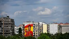 Sebuah mural raksasa begambar bek Spanyol Sergio Ramos terlihat di sebuah bangunan perumahan di Krasnodar, Rusia, Rabu (6/6). Ramos mendapat sambutan hangat di Krasnador. (Pierre-Philippe MARCOU/AFP)