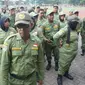 Para personel Satlinmas usai mengikuti apel siaga menghadapi Pilpres dan Pemilu 2019 di Stadion Sriwedari Solo, Selasa (2/4).(Liputan6.com/Fajar Abrori)