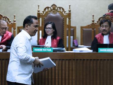 Bupati Hulu Sungai Tengah (HST) nonaktif, Abdul Latif saat menjalani sidang pembacaan tuntutan di Pengadilan Tipikor, Jakarta, Senin (6/8). Abdul Latif dituntut hukuman pidana selama 8 tahun dan denda Rp 600 juta. (Liputan6.com/Helmi Fithriansyah)