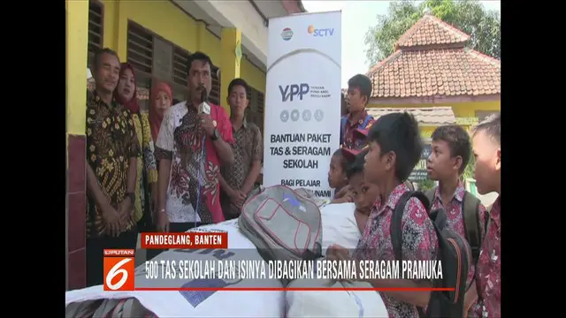 YPP SCTV-Indosiar membagikan ratusan tas sekolah dan seragam baru untuk anak-anak korban tsunami Pandeglang, Banten.