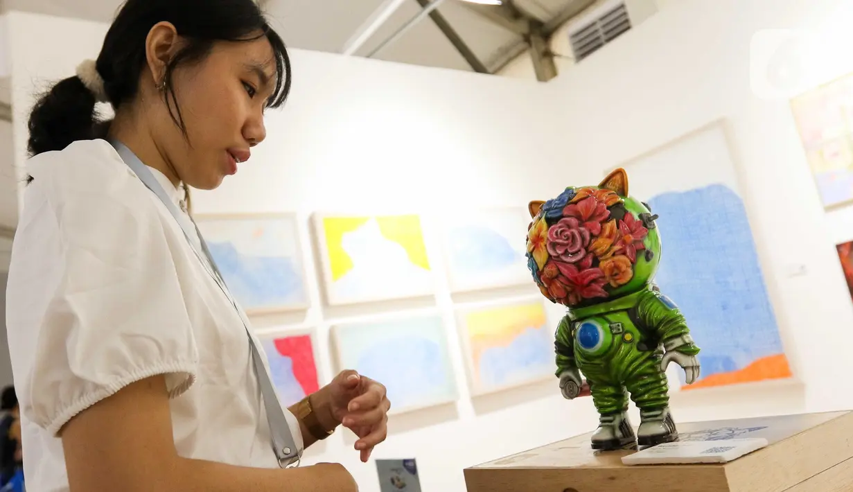 Pada edisi kali ini, Art Jakarta Gardens menghadirkan format unik, yakni memadukan presentasi terkurasi dengan lanskap taman kota di jantung Jakarta. (Liputan6.com/Herman Zakharia)
