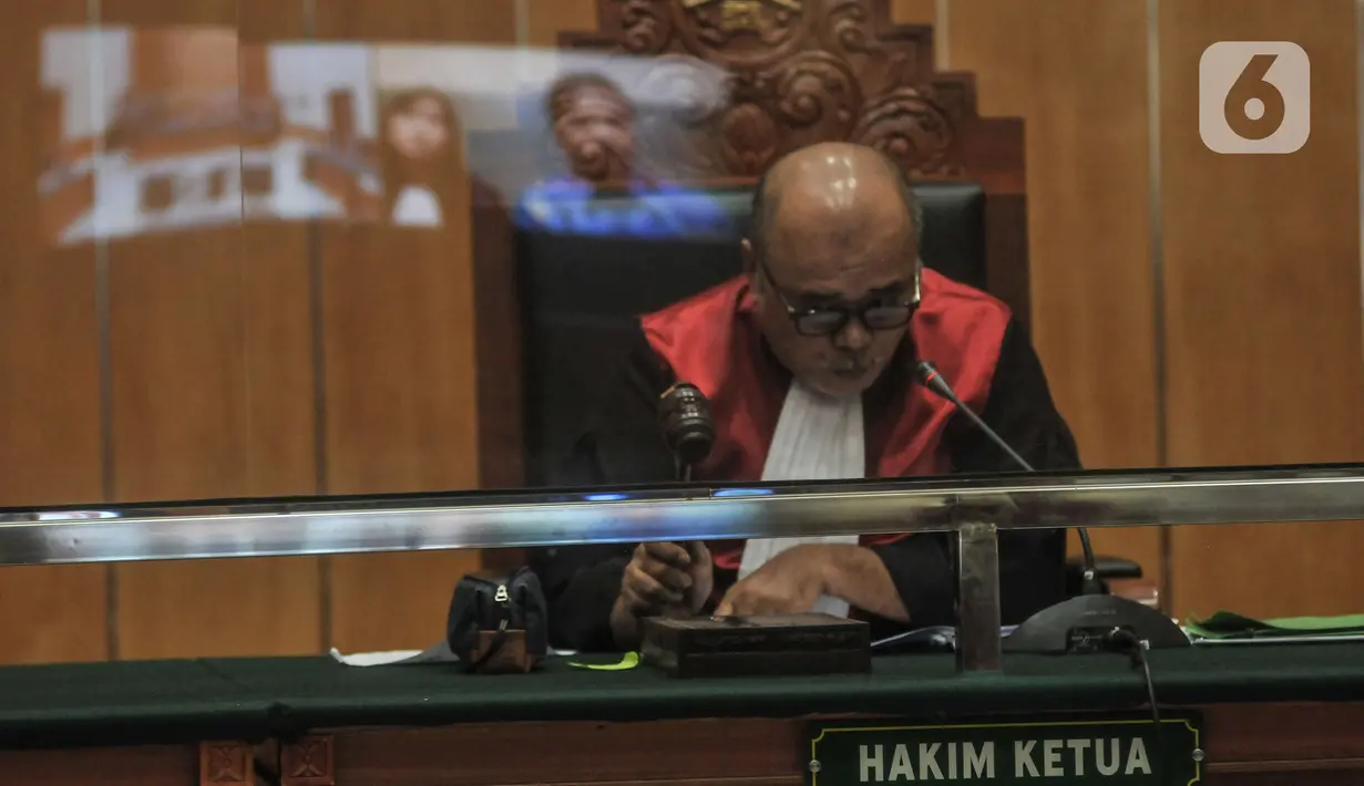 Ketua Majelis Hakim saat membacakan putusan saat sidang dengan terdakwa Roy Suryi di PN Jakarta Barat, Rabu (28/12/2022). Roy Suryo didakwa Pasal 28 ayat 2 juncto Pasal 45 A Undang-Undang Nomor 19 Tahun 2016 tentang Perubahan atas Undang-Undang Nomor 11 Tahun 2008 tentang Informasi dan Transaksi Elektronik (UU ITE) dan Pasal 156a Kitab Undang-Undang Hukum Pidana dan/atau ketiga Pasal 15 Undang-Undang Nomor 1 Tahun 1946 tentang Peraturan Hukum Pidana. (merdeka.com/Iqbal S. Nugroho)