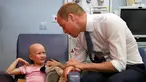 Pangeran William berbincang dengan anak pengidap kanker, Daisy Wood, saat mengunjungi rumah sakit Royal Marsden di London, Selasa (16/5). Dalam kunjungannya, Pangeran William menghibur sejumlah pasien anak pengidap kanker. (Kirsty Wigglesworth /POOL/AFP)