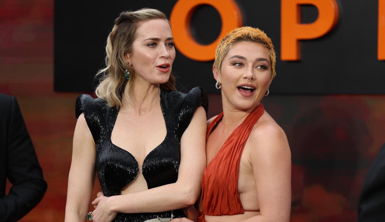 Florence Pugh dan Emily Blunt berpose  setibanya di pemutaran perdana film 'Oppenheimer' di London, Kamis, 13 Juli 2023. (AFP/Henry Nicholls)