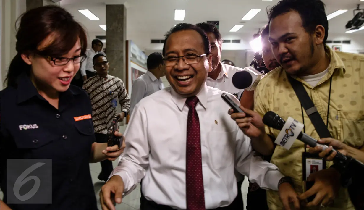 Menteri Sekretaris Negara, Pratikno (tengah) saat menjawab pertanyaan wartawan di Kantor Presidenan, Jakarta, Senin (15/8). Pemberhentian Arcandra Tahar tersebut persoalan kepemilikan paspor AS. (Liputan6.com/Faizal Fanani)