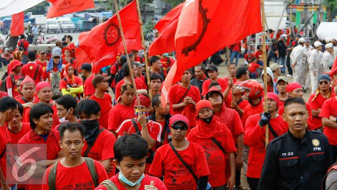 Ratusan buruh menggelar aksi demo di kawasan industri Pulogadung, Jakarta, Selasa (24/11/2015). Buruh menuntut dicabutnya Peraturan Pemerintah No 78 Tahun 2015 tentang Pengupahan. (Liputan6.com/Yoppy Renato)