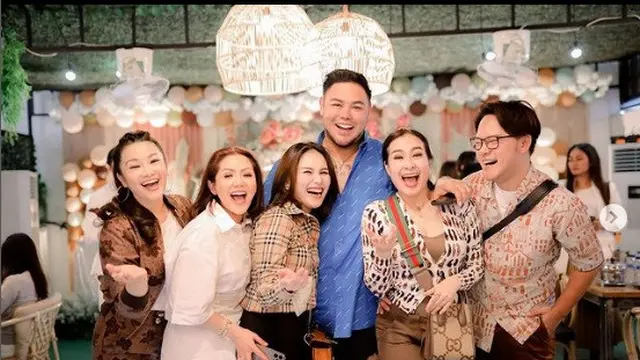 Ayu Ting Ting merayakan ultah kafe miliknya (Foto: Instagram @ayutingting92 @arka_photographyy)