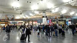 Calon penumpang memadati Bandara Internasional Ataturk di Istanbul, Rabu (19/4). Di 2015, Ataturk menggeser Frankfurt sebagai bandara tersibuk ketiga di Eropa setelah bandara Heathrow, London dan Charles de Gaulle, Paris. (Liputan6.com/Immanuel Antonius)