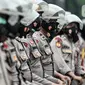 Aparat kepolisian berjaga di sekitar akses menuju Gedung DPR RI guna mengadang massa demonstrasi UU Cipta Kerja, Jakarta, Kamis (8/10/2020). Polri mengerahkan 2.500 personel BKO Brimob Nusantara untuk mengamankan unjuk rasa UU Cipta Kerja di Gedung DPR dan sekitarnya. (merdeka.com/Iqbal S. Nugroho)